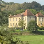 Chateau De Mauhic - 15th Century Bed & Breakfast Loubedat