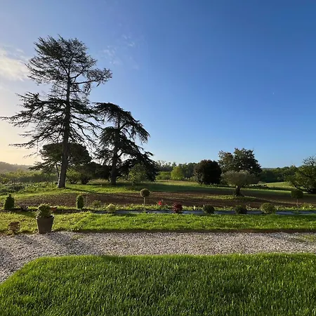 Chateau De Mauhic - 15th Century Bed & Breakfast *