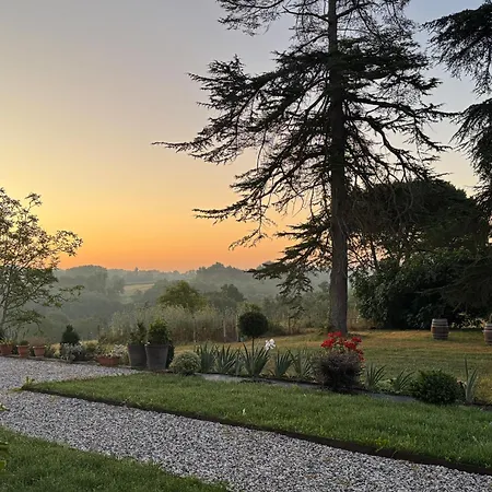 Chateau De Mauhic - 15th Century Bed & Breakfast Loubedat