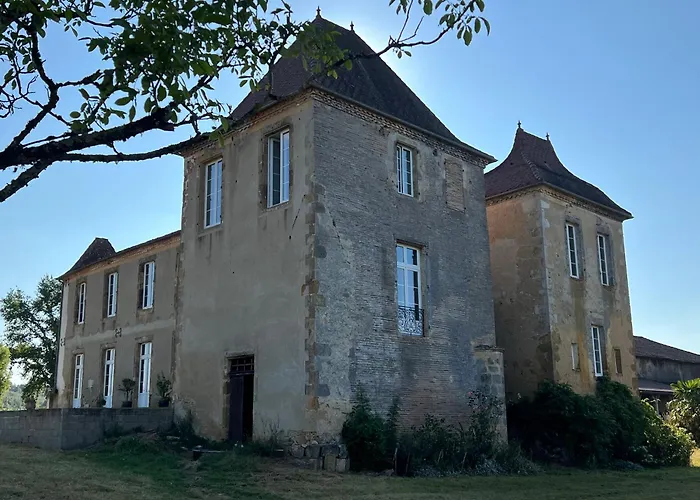 Chateau De Mauhic - 15th Century Bed and breakfast Loubedat