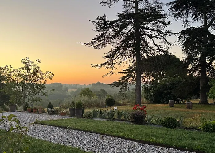 Chateau De Mauhic - 15th Century Bed and breakfast Loubedat